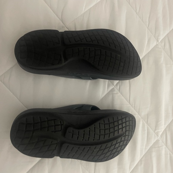 OOFOS Black and Green Sandals - Picture 3 of 6